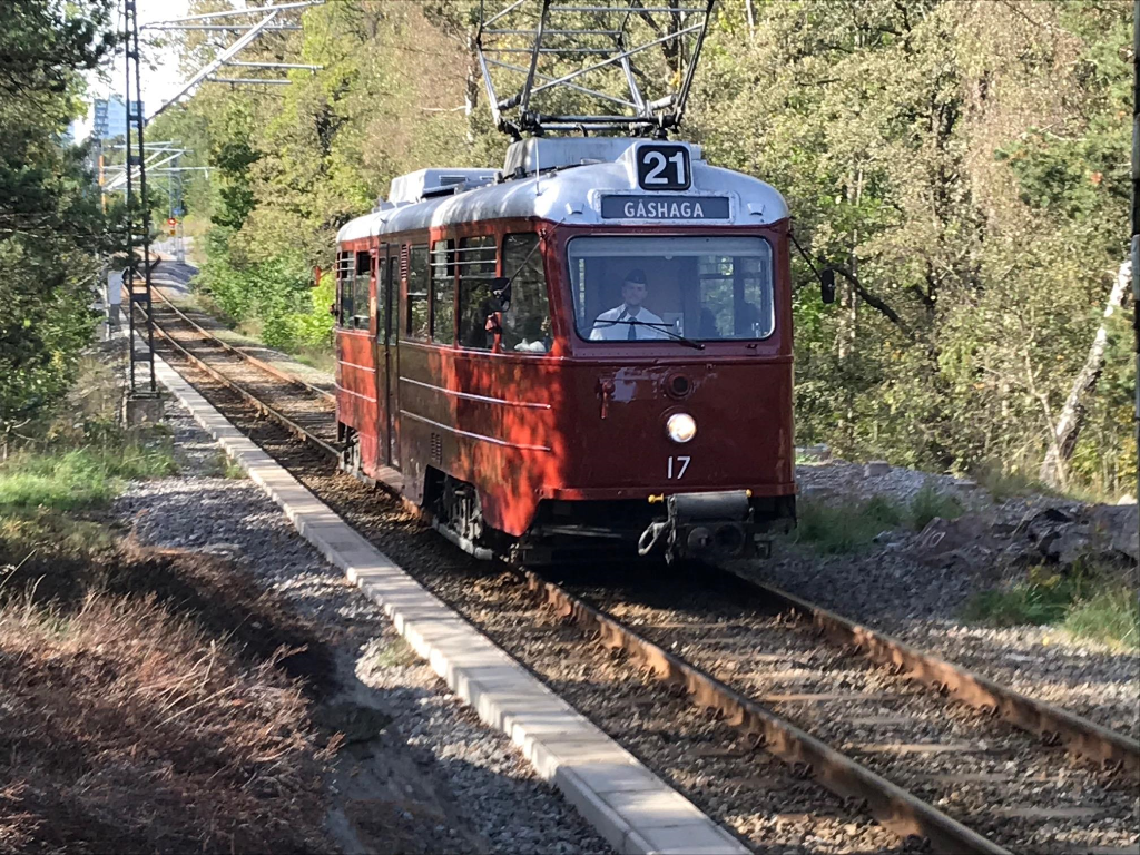 Lidingöbanans vagn 17 i Mölnaskogen. Foto: Gunnar Friberg.