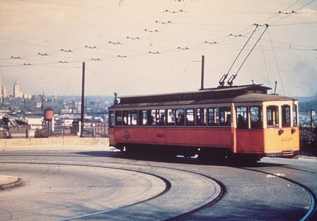 Cincinnati_streetcar_in_curve.jpg