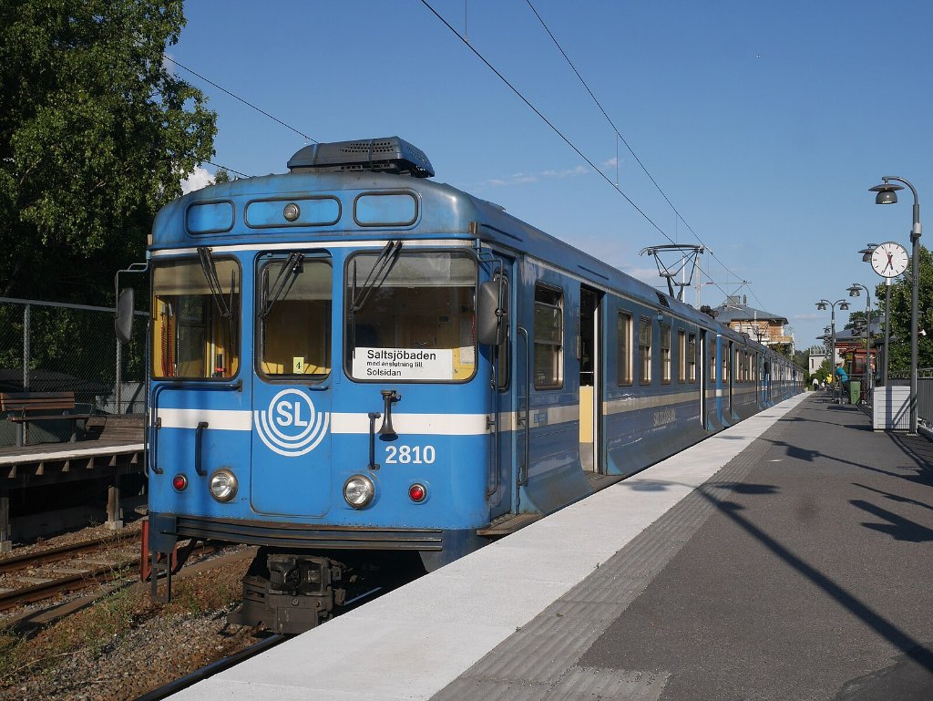 Saltsjöbanan_at_Saltsjöbaden_station.jpg