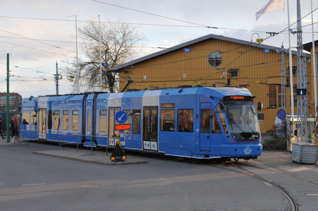 DSC_1089 SL A32 framför Alkkärrshallen med SSS-medlemmar som testresande..JPG