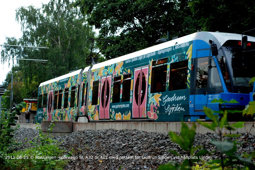 2011-08-25 © Matsälgen -spårvagn SL A32 nr 412 med reklam för Gudrun Sjöden vid hållplats Linde Textad Minskad.JPG