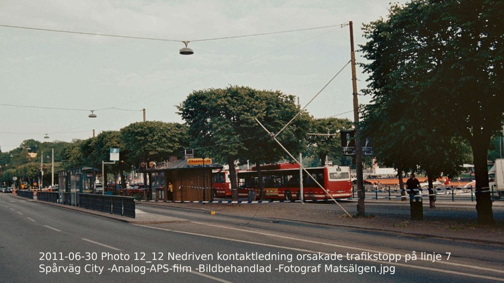 2011-06-30 Photo12_12 Nedriven kontaktledning orsakade trafikstopp på linje 7 Spårväg City -Analog-APS-film -Bildbehandlad -Fotograf Matsälgen -Textad mindre strl.jpg.jpg