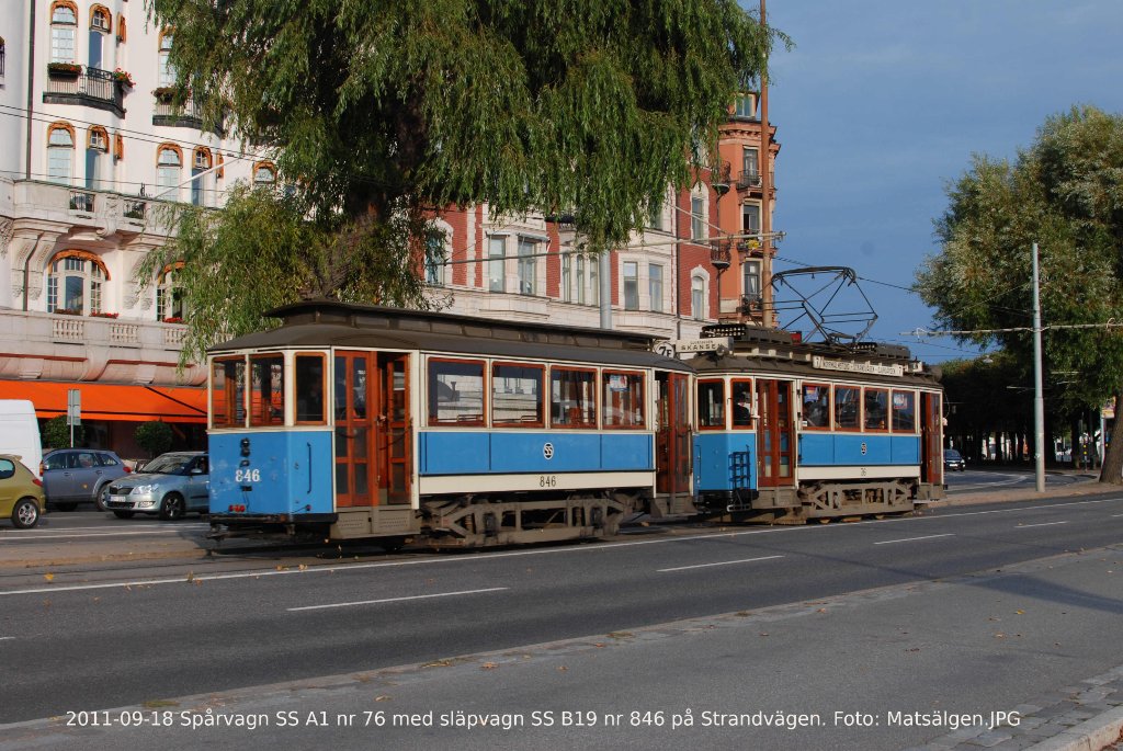 2011-09-18 Spårvagn SS A1 nr 76 med släpvagn SS B19 nr 846 på Strandvägen. Foto snett bakifrån av Matsälgen.JPG