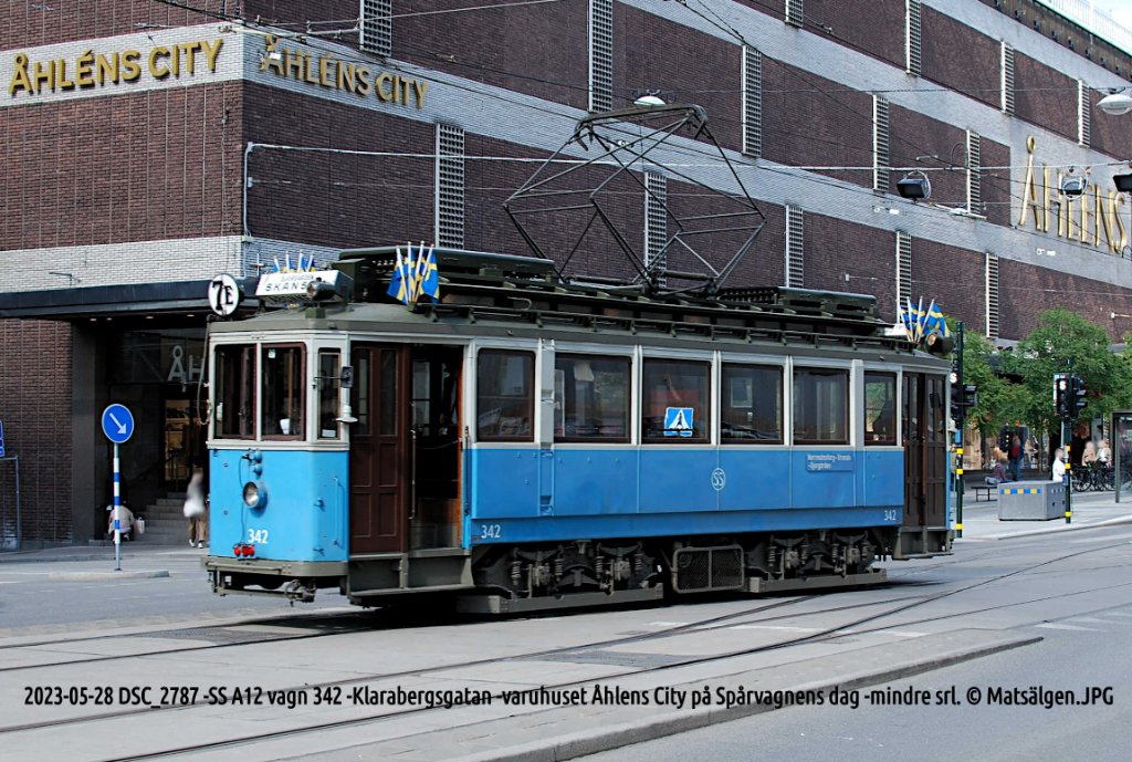 2023-05-28 DSC_2787 -SS A12 vagn 342 -Klarabergsgatan -varuhuset Åhlens City på Spårvagnens dag -mindre strl. © Matsälgen Textad.JPG