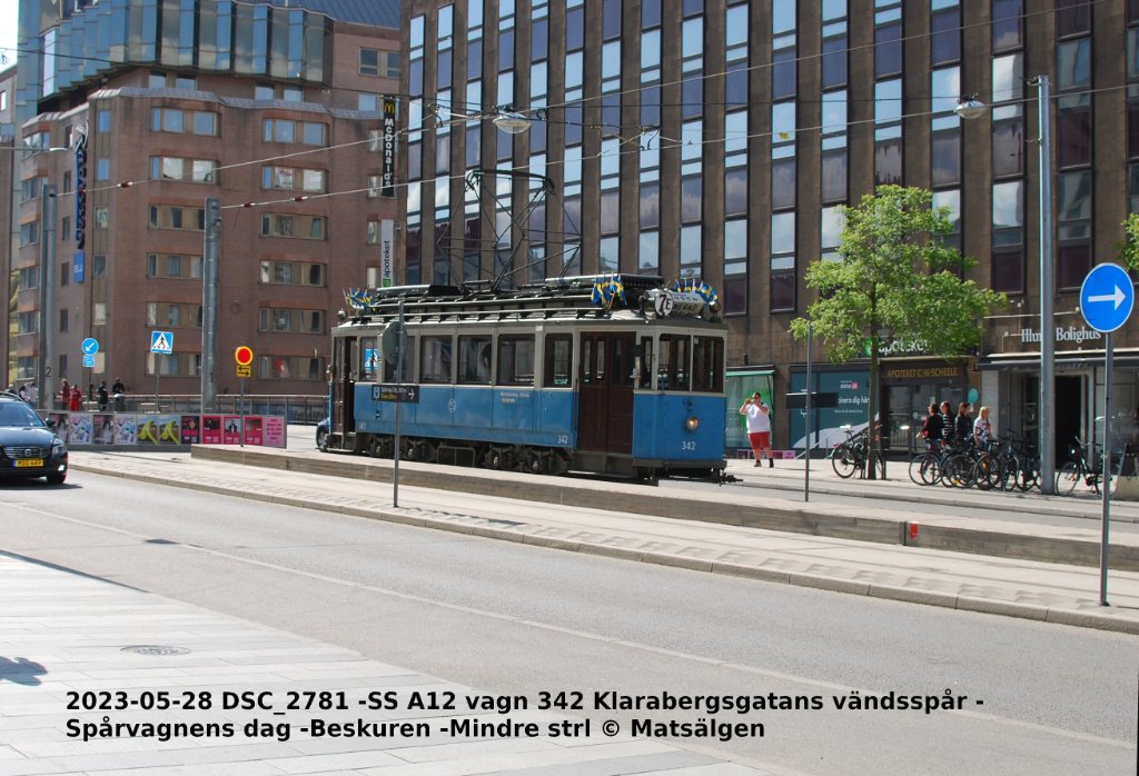 2023-05-28 DSC_2781 -SS A12 vagn 342 Klarabergsgatans vändsspår -Spårvagnens dag -Beskuren -Mindre strl -Textad© Matsälgen.JPG