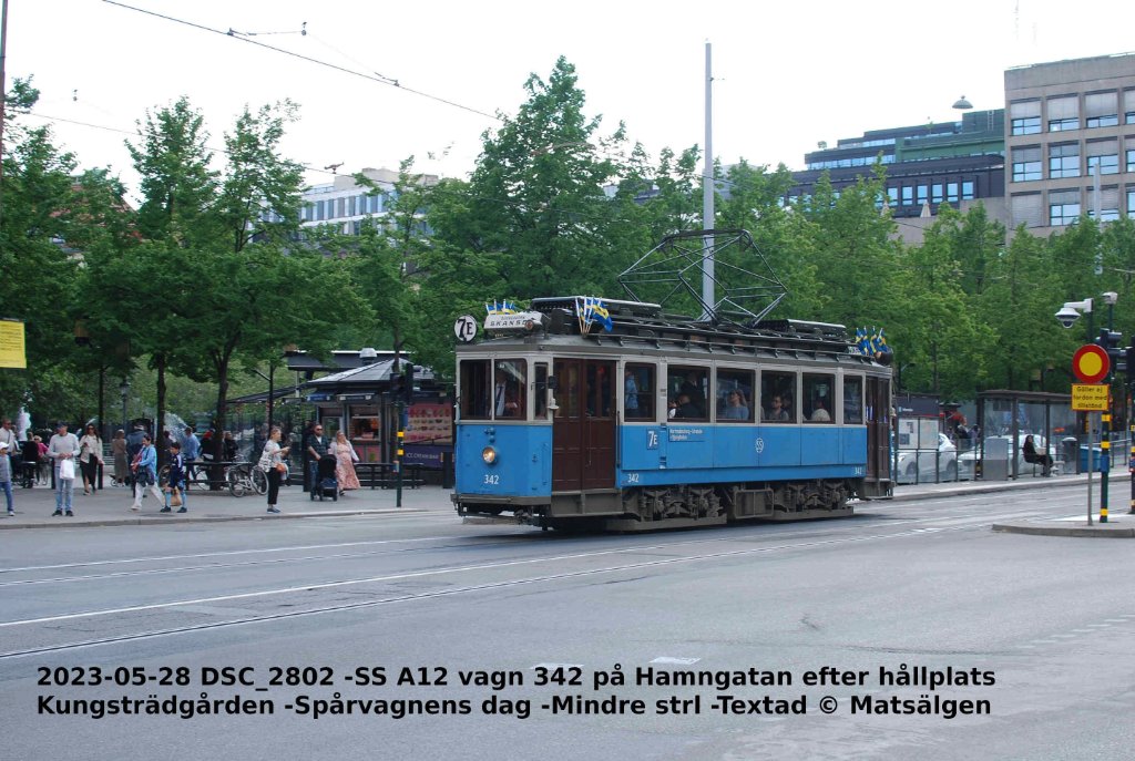 2023-05-28 DSC_2802 -SS A12 vagn 342 på Hamngatan efter hållplats Kungsträdgården -Spårvagnens dag -Mindre strl -Textad © Matsälgen.JPG