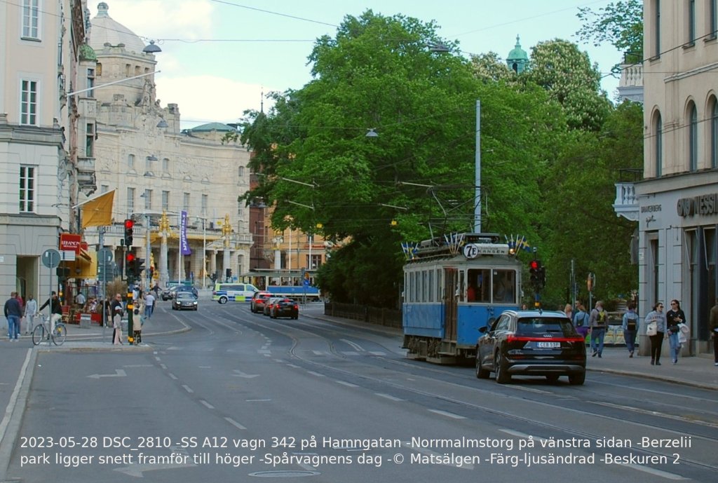 2023-05-28 DSC_2810 -SS A12 vagn 342 på Hamngatan -Norrmalmstorg på vänstra sidan -Berzelii park snett framför till höger -Spårvagnens dag -© Matsälgen -Färg-ljusändrad -Beskuren 2 -Textad.JPG