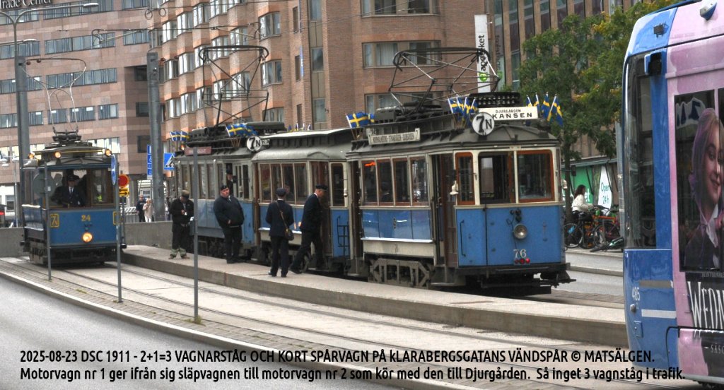 2025-08-23 DSC 1911 - 2+1=3 VAGNARSTÅG OCH KORT SPÅRVAGN PÅ kLARABERGSGATANS VÄNDSPÅR © MATSÄLGEN Textad Ljusad Skärmbild.JPG