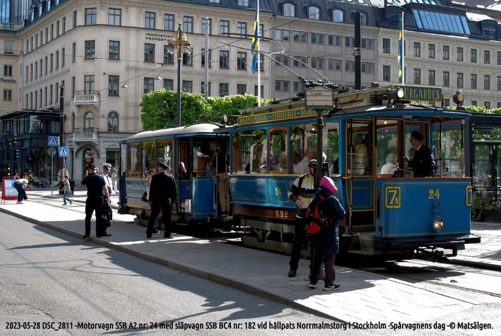 2023-05-28 DSC_2811 -Motorvagn SSB A2 nr 24 med släpvagn SSB BC4 nr 182 vid hållpats Norrmalmstorg i Stockholm -Spårvagnens dag -© Matsälgen.JPG