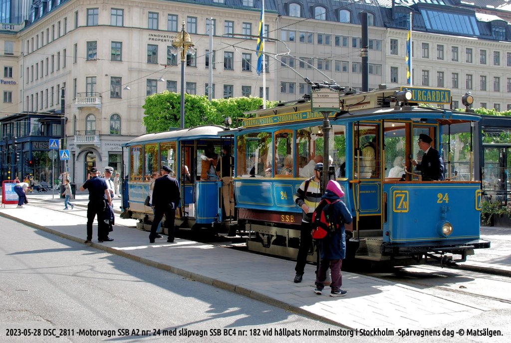 2023-05-28 DSC_2811 -Motorvagn SSB A2 nr 24 med släpvagn SSB BC4 nr 182 vid hållpats Norrmalmstorg i Stockholm -Spårvagnens dag -© Matsälgen.JPG
