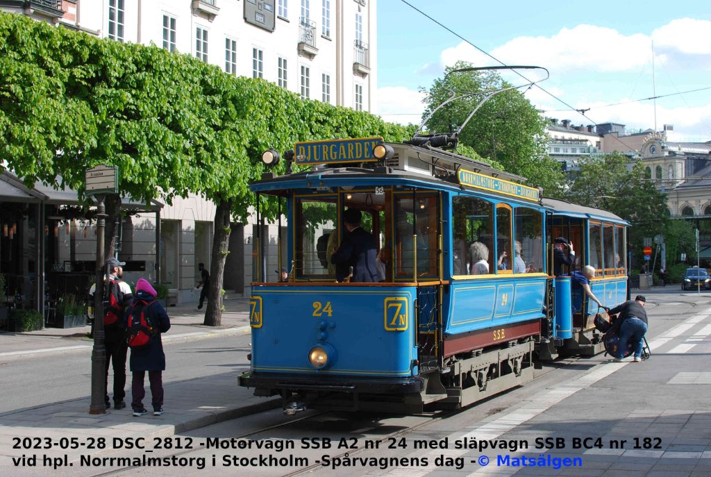 2023-05-28 DSC_2812 -Motorvagn SSB A2 nr 24 med släpvagn SSB BC4 nr 182 vid Hpl. Norrmalmstorg i Stockholm -Spårvagnens dag -© Matsälgen Mindre strl.JPG