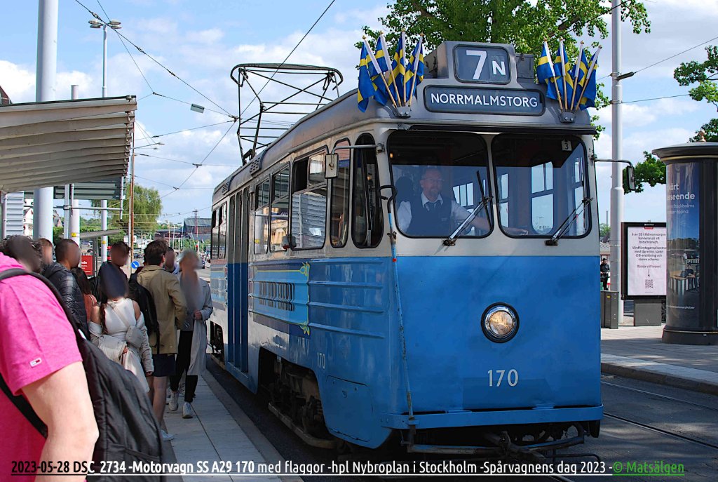 2023-05-28 DSC_2737 -Motorvagn SS A29 170 med flaggor -hpl Nybroplan i Stockholm -Spårvagnens dag 2023 -© Matsälgen -Minskad strl30.JPG