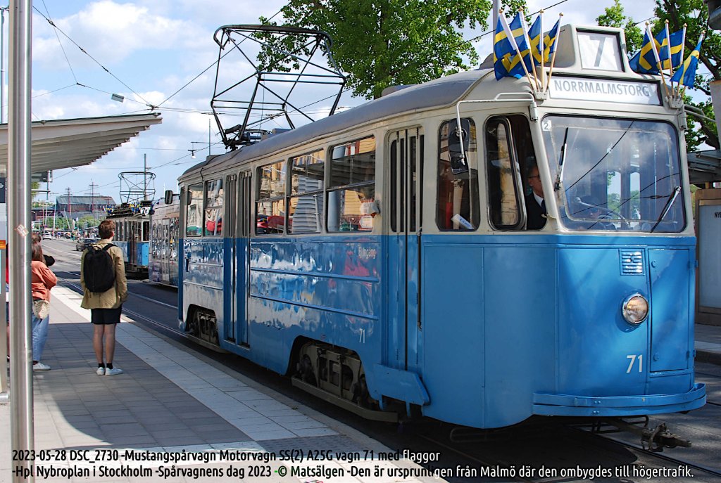 2023-05-28 DSC_2730 -Mustangspårvagn Motorvagn SS(2) A25G vagn 71 med flaggor - Hpl Nybroplan -Mindre strl 50 © Matsälgen.JPG