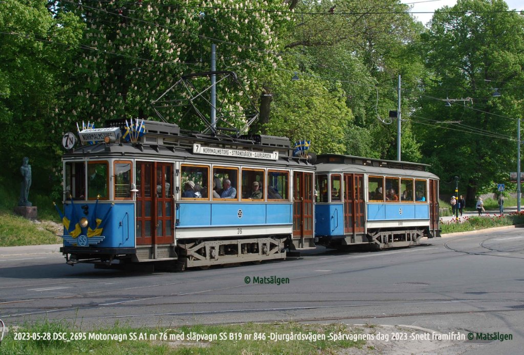 2023-05-28 DSC_2695 Motorvagn SS A1 nr 76 med släpvagn SS B19 nr 846 -Djurgårdsvägen -Spårvagnens dag 2023 -Snett framifrån Textad -Strl 40 © Matsälgen.JPG
