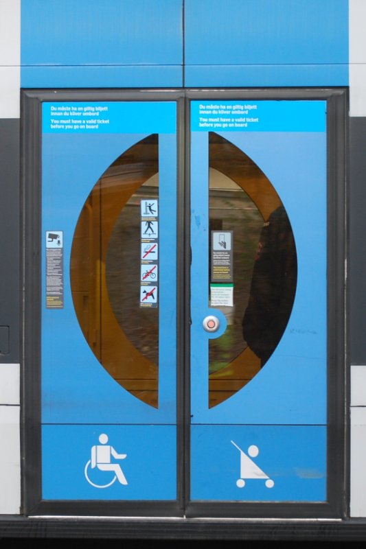 SL A32 dörrpar med massor av dekaler fotat när vagnen rör sig framåt -Beskuren 10 x15 vykortsformat.JPG