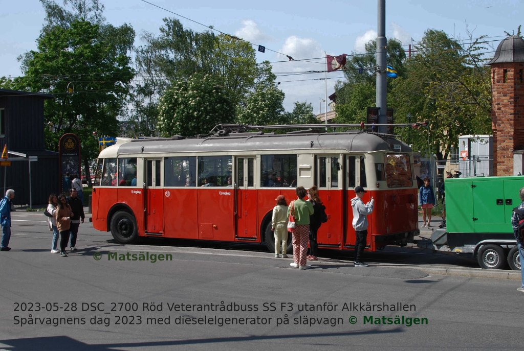 2023-05-28 DSC_2700 Röd Veterantrådbuss SS F3 -utanför Alkkärshallen Spårvagnens dag 2023 med dieselelgenerator på släpvagn Textad Strl 40 © Matsälgen.JPG