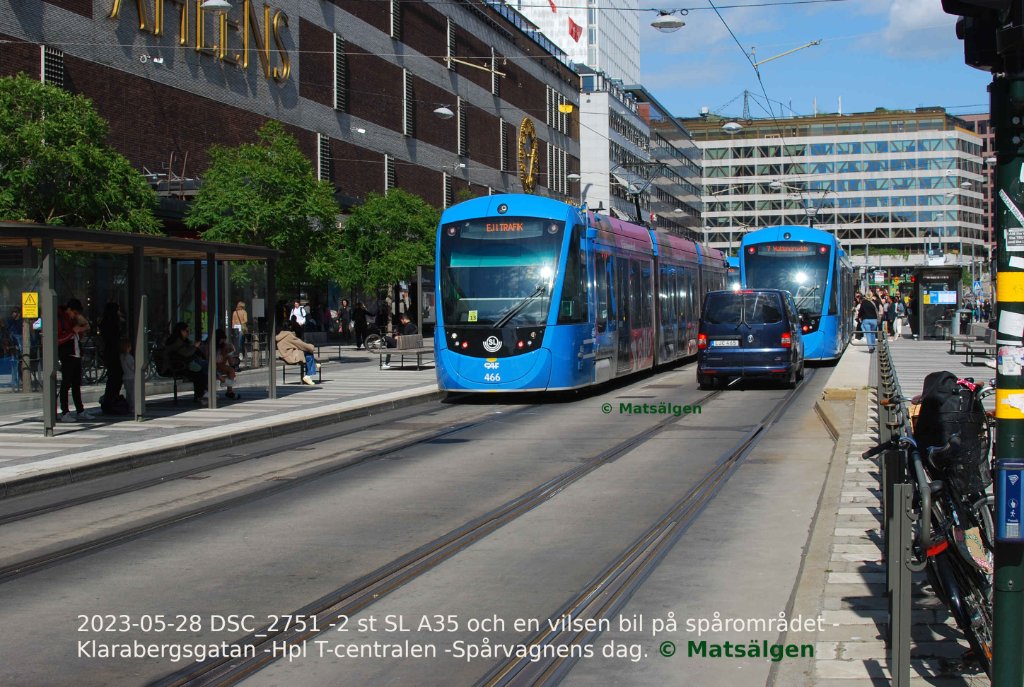 2023-05-28 DSC_2751 -2 st SL A35 och en vilsen bil på spårområdet -Klarabergsgatan -Hpl T-centralen -Spårvagnens dag. © Matsälgen textad stl 40.JPG