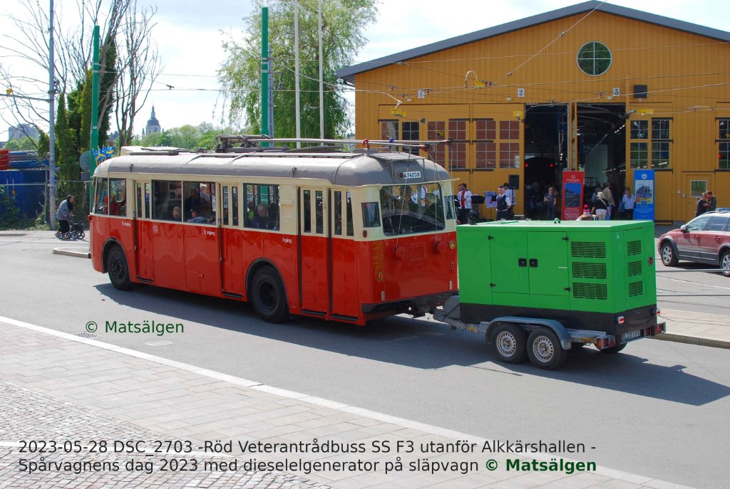 2023-05-28 DSC_2703 -Röd Veterantrådbuss SS F3 utanför Alkkärshallen -Spårvagnens dag 2023 med dieselelgenerator på släpvagn Textad © Matsälgen.JPG