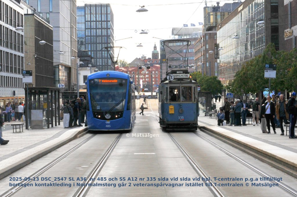 2025-09-13 DSC_2547 SL A36  nr 485 och SS A12 nr 335 sida vid sida vid hpl. T-centralen © Matsälgen Textad.JPG