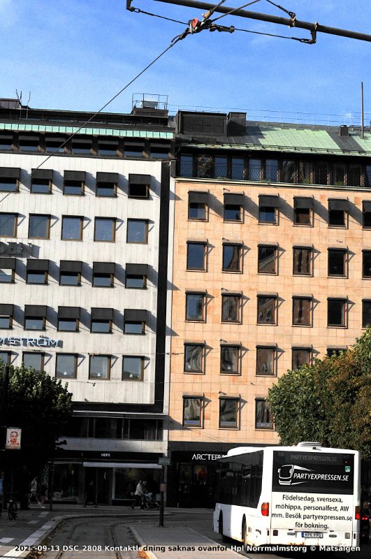 2025-09-13 DSC_2808 -Kontaktledning saknas ovanför Hpl Norrmalmstorg Textad skärpt.JPG