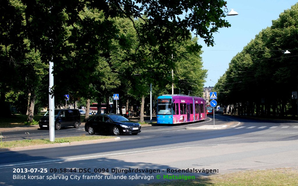 2013-07-25 09;58;44 DSC_0094 Djurgårdsvägen - Rosendalsvägen; Bilist_korsar_spårväg_City framför rullande spårvagn © Matsälgen Textad.JPG