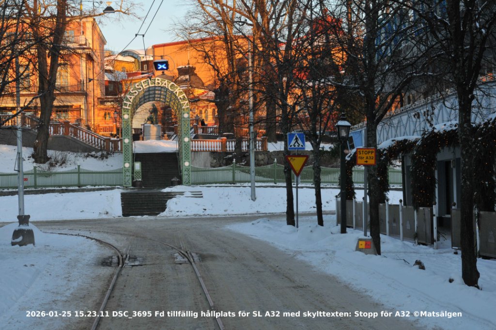 2026-01-26 15.23.11 DSC_3695 Fd tillfällig hållplats för SL A32 med skylttexten Stopp för A32 ©Matsälgen Textad.JPG